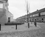 74358 Gezicht op de voorgevels van de gerenoveerde panden Wijnbesstraat 3-hoger te Utrecht, vanaf de hoek van de ...